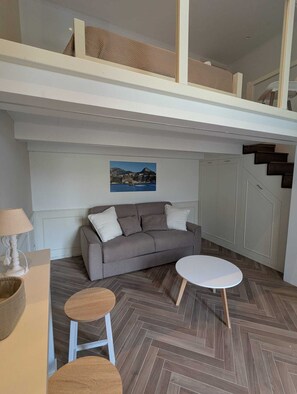 Studio – superior | Oppholdsområde | En 36-tommers Flatskjerm-TV med digitale kanaler