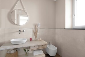 Chambre Design | Salle de bain | Douche, douche à « effet pluie », sèche-cheveux, bidet