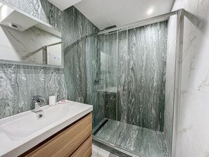 Hair dryer, towels - Modern 2 Bedroom in the Heart of Cannes (Cannes)