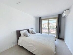 2 bedrooms, desk, iron/ironing board, travel cot - Modern 2 Bedroom in the Heart of Cannes (Cannes)