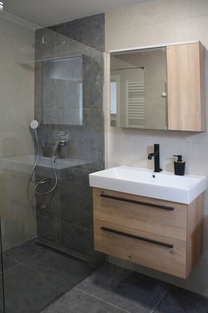Dusche, Haartrockner, Handtücher, Toilettenpapier