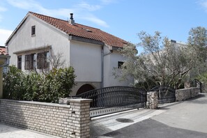 Exterior - Cozy Apartment Iva with Private Garden (Krk)