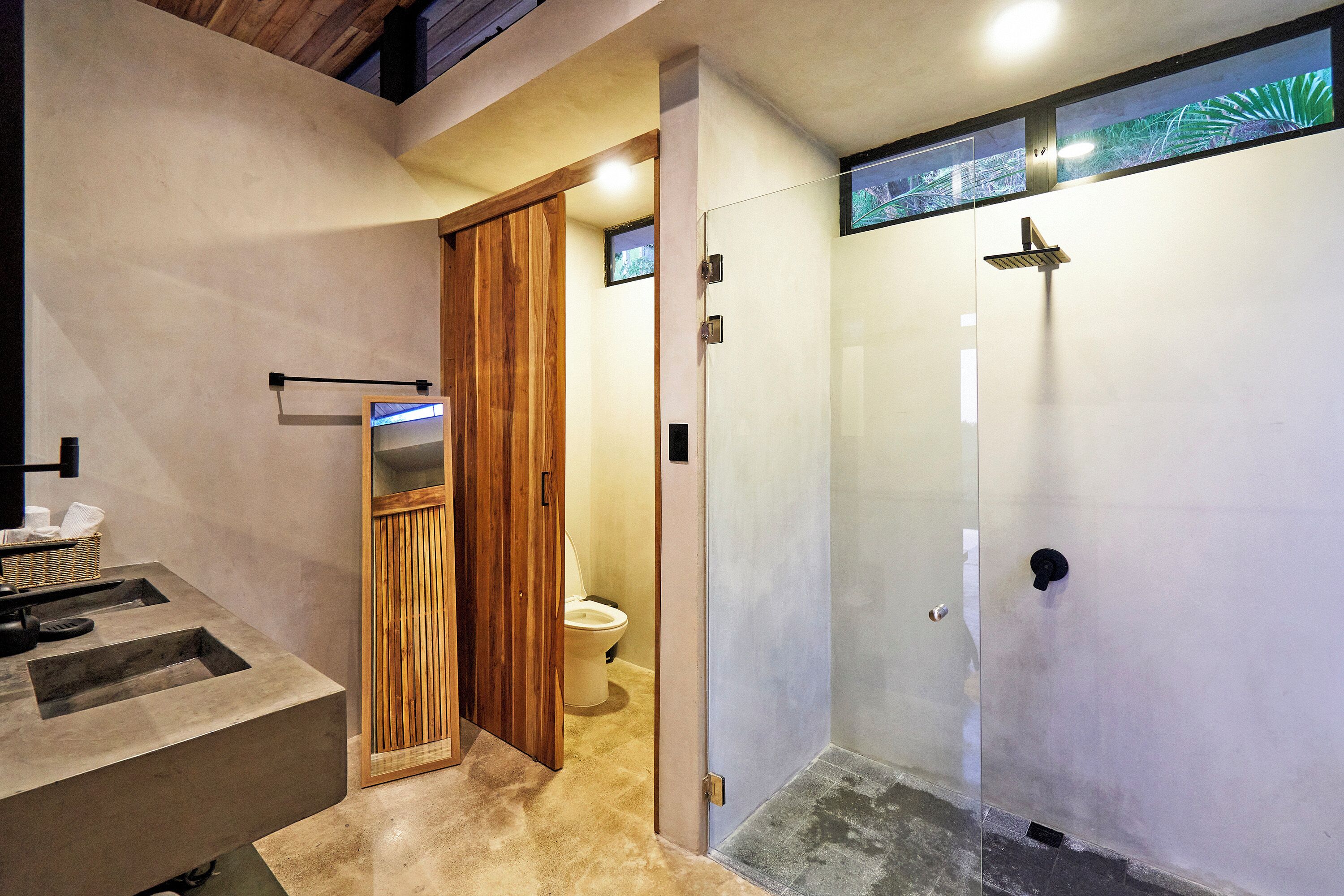 ヘアドライヤー、タオル、石鹸、トイレ ットペーパー