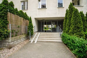 Exterior detail - Warsaw Mokotów Studio - Balcony, Parking - by Rentujemy (Warszawa)