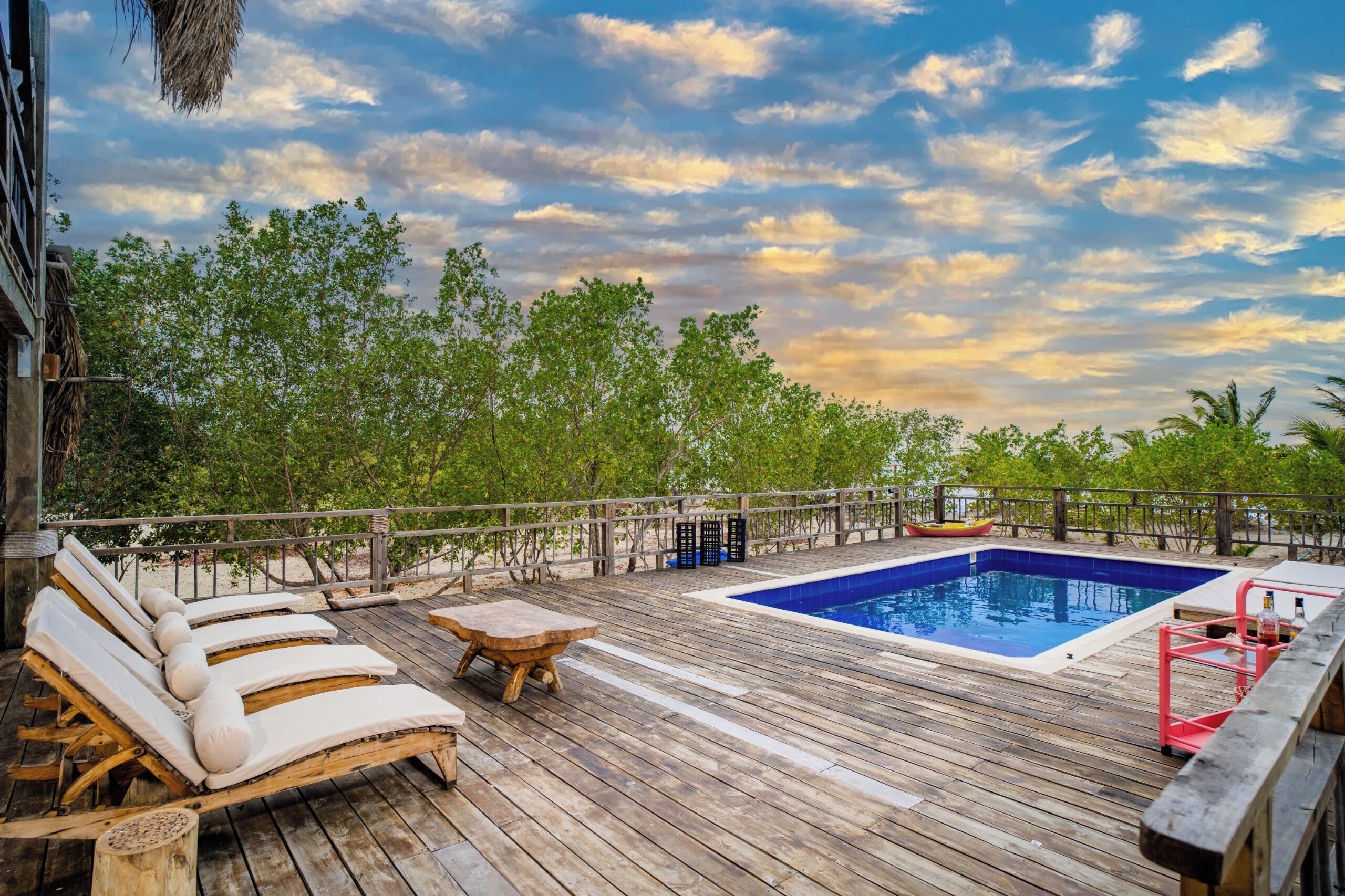 Piscine extérieure, parasols de plage, chaises longues