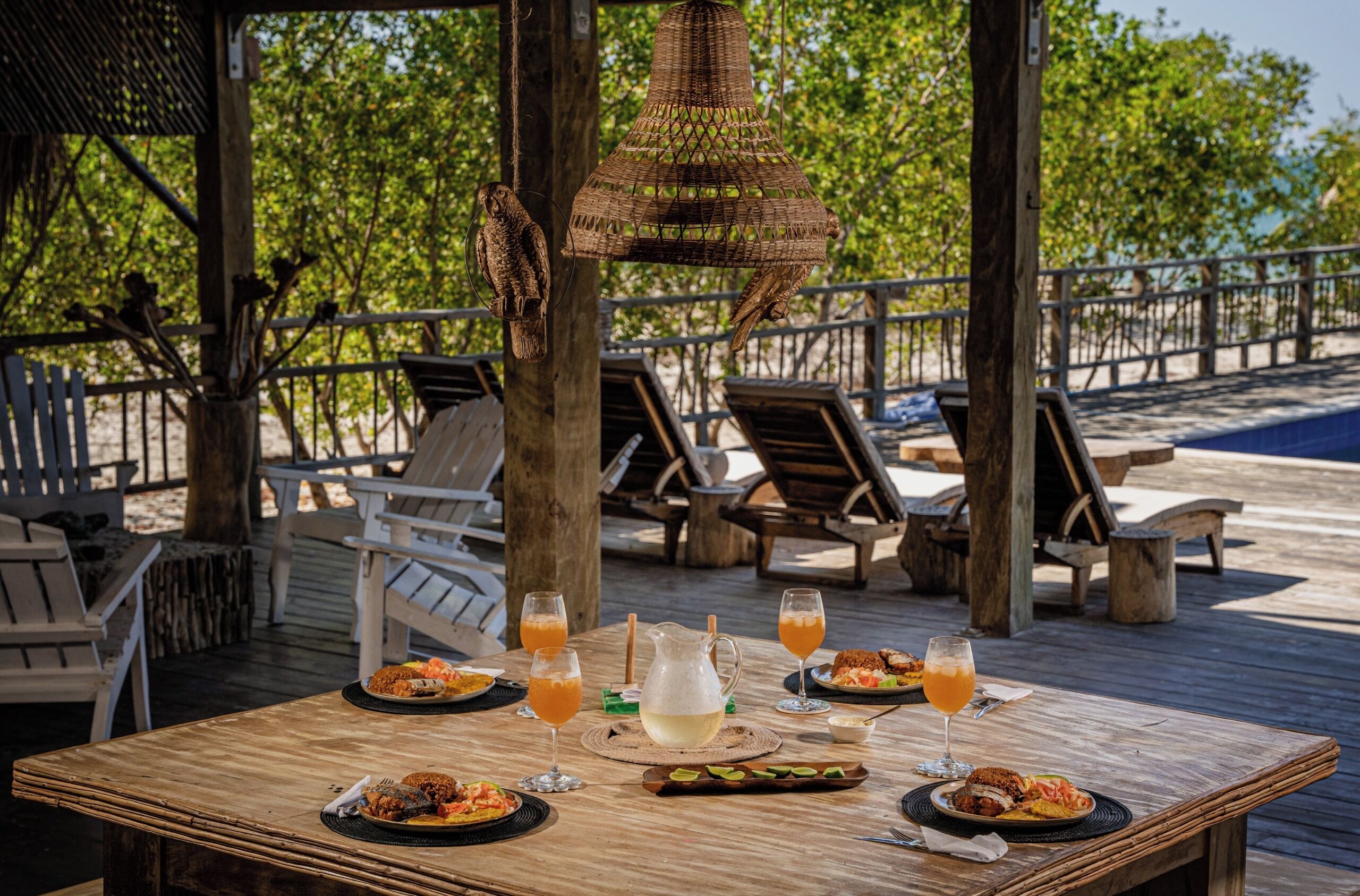 Petit déjeuner, déjeuner et dîner servis sur place, vue sur la piscine