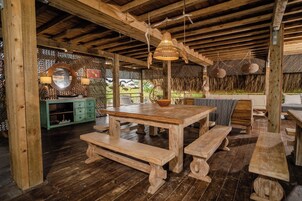 Se sirven desayunos, almuerzos y cenas; con vista a la piscina