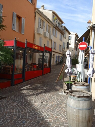 Studio 2 Personnes Centre Ancien de Sainte Maxime a 300 M Plage et Port