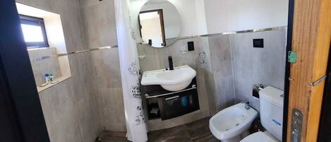 Een douche, een haardroger, een bidet, handdoeken