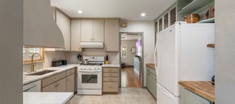 Spacious 1 block to Downtown Mt. Dora "The Brick Haven" with Garage Gameroom!!