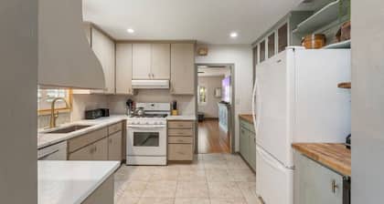 Spacious 1 block to Downtown Mt. Dora "The Brick Haven" with Garage Gameroom!!