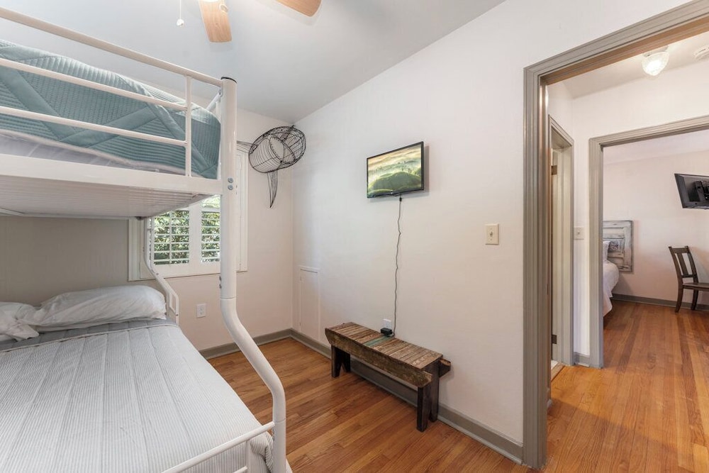 Spacious Downtown Mt. Dora "The Brick Haven House" with Garage Gameroom