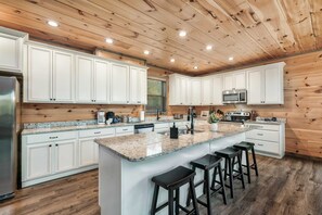 House (5 Bedrooms) | Interior