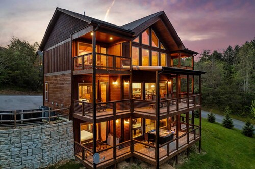 Smoky Horizon by Avantstay Game Room, Movie Theater, Deck w Hot Tub Views!