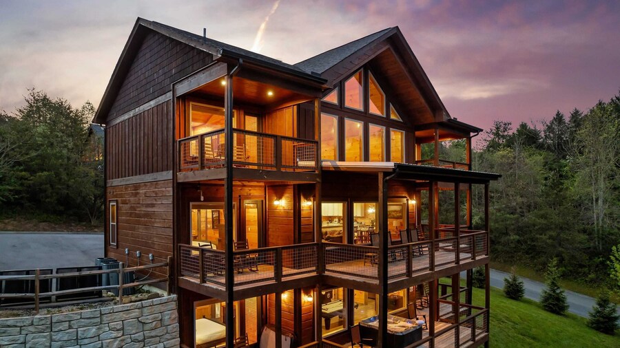 Smoky Horizon by Avantstay Game Room, Movie Theater, Deck w Hot Tub Views!