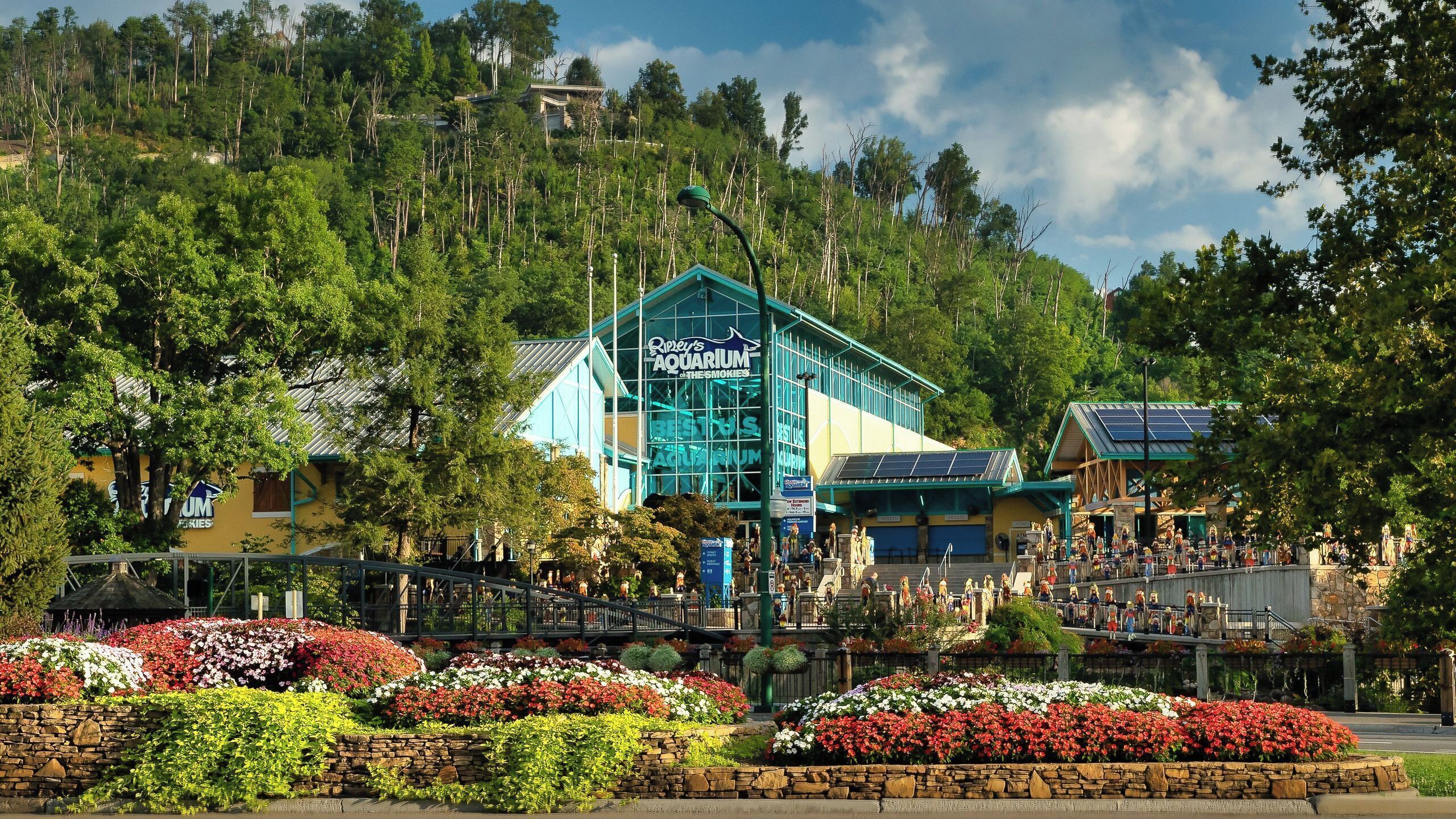 A building with a sign reading 'Ripley's Aquarium of the Smokies'.