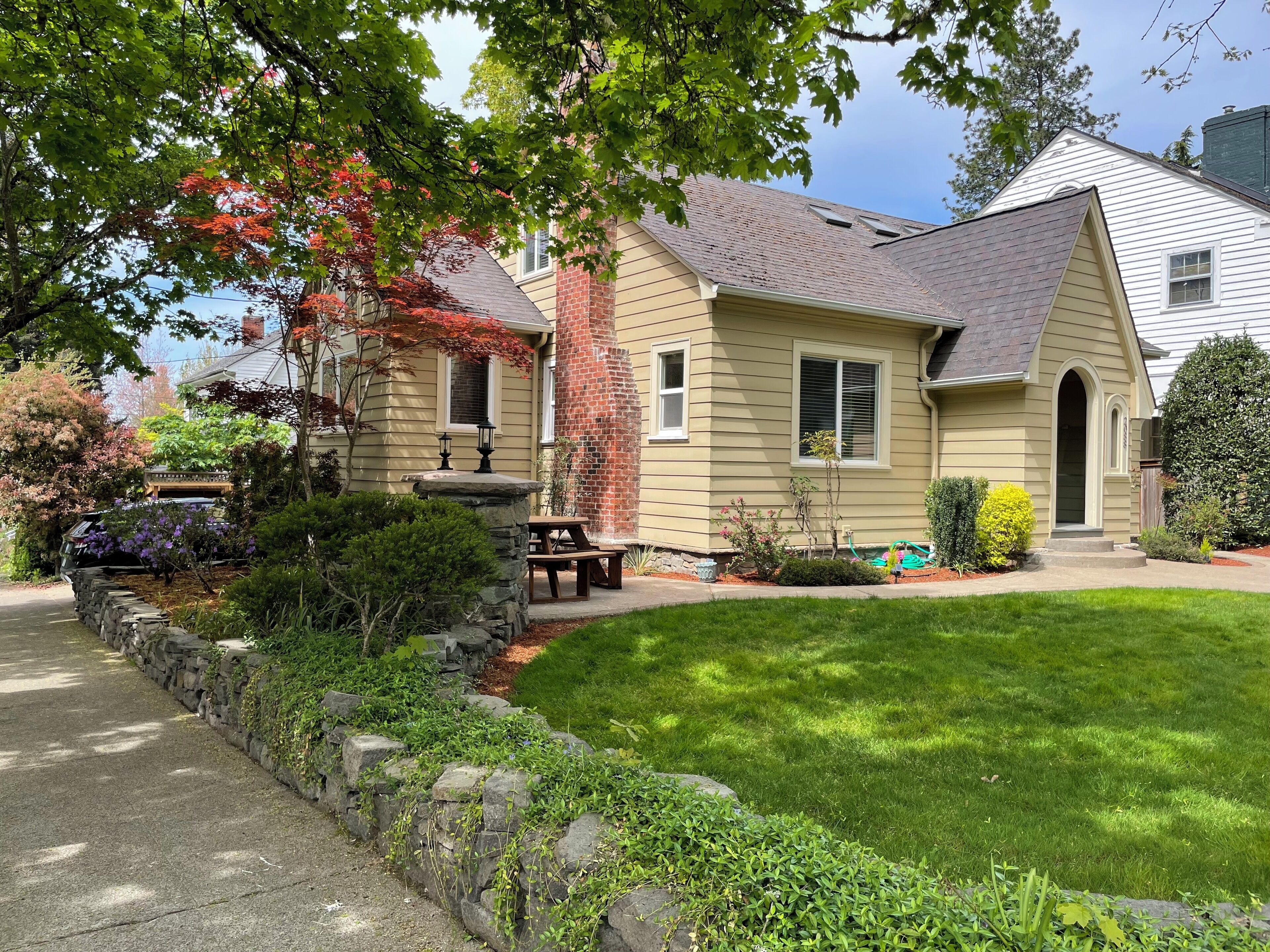 Fun, Stylish Remodeled 3 Bedroom Home. 3 Blocks from UofO