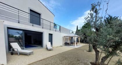 Les Abeilles du Mont D'or, Classée 5 Étoiles, Piscine Chauffée, Spa et Sauna