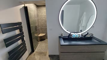 Douche, sĂšche-cheveux, serviettes fournies, savon