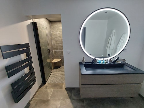 Gite 5 étoiles piscine privée chauffée toute l'année,  jacuzzi et sauna pour 2