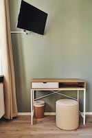 Habitación panorámica doble | Espacio para trabajar con un portátil y cortinas opacas