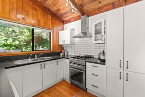 Kjøleskap, oppvaskmaskin, brødrister og høy barnestol