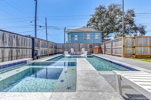 A heated pool - Modern Oasis Heated Pool, Spa 6 bedroom walk to beach, restaurants, (Galveston)