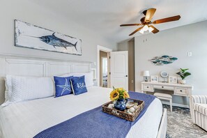 6 bedrooms, desk, iron/ironing board, travel cot - Modern Oasis Heated Pool, Spa 6 bedroom walk to beach, restaurants, (Galveston)