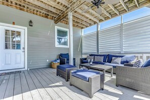 Terrace/patio - Modern Oasis Heated Pool, Spa 6 bedroom walk to beach, restaurants, (Galveston)