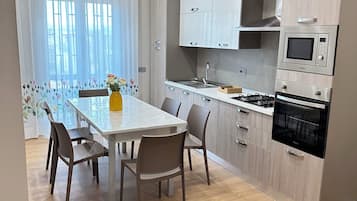 Geladeira, micro-ondas, fogão, cooktop
