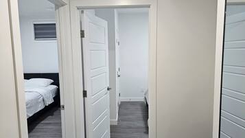 2 dormitorios, escritorio, tabla de planchar con plancha y wifi