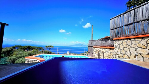 Villa Gli Occhi del Mare: villa with pool, solarium and garden in Sorrento
