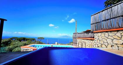 Villa Gli Occhi del Mare: villa with pool, solarium and garden in Sorrento