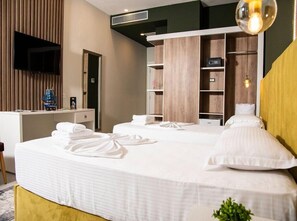 Ropa de cama hipoalergénica, minibar, caja fuerte