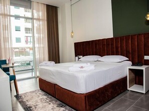 Kamar Basic | Seprai antialergi, minibar, brankas, dan didekorasi berbeda-beda