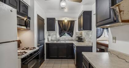 Queen G2 Mansion (3-Bedroom Home) - Pets Allowed by RedAwning