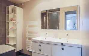 Shower, hair dryer, towels, soap - Eiffel Tower, Bright and Spacious - Fallempin 2 (Paris)