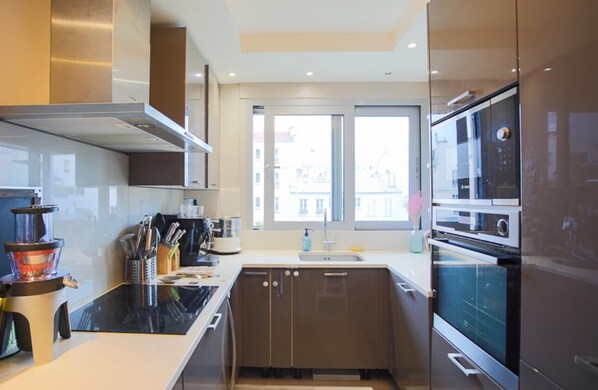 Microwave, oven, stovetop, dishwasher - Eiffel Tower, Bright and Spacious - Fallempin 2 (Paris)