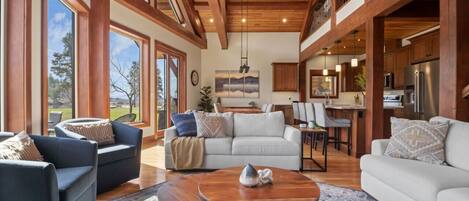 Smart-tv, een open haard, een stereo en een kantoor