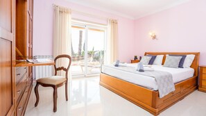 4 bedrooms, bed sheets