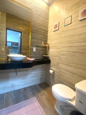 Ein Badezimmer mit Waschbecken, Toilette und Spiegel.