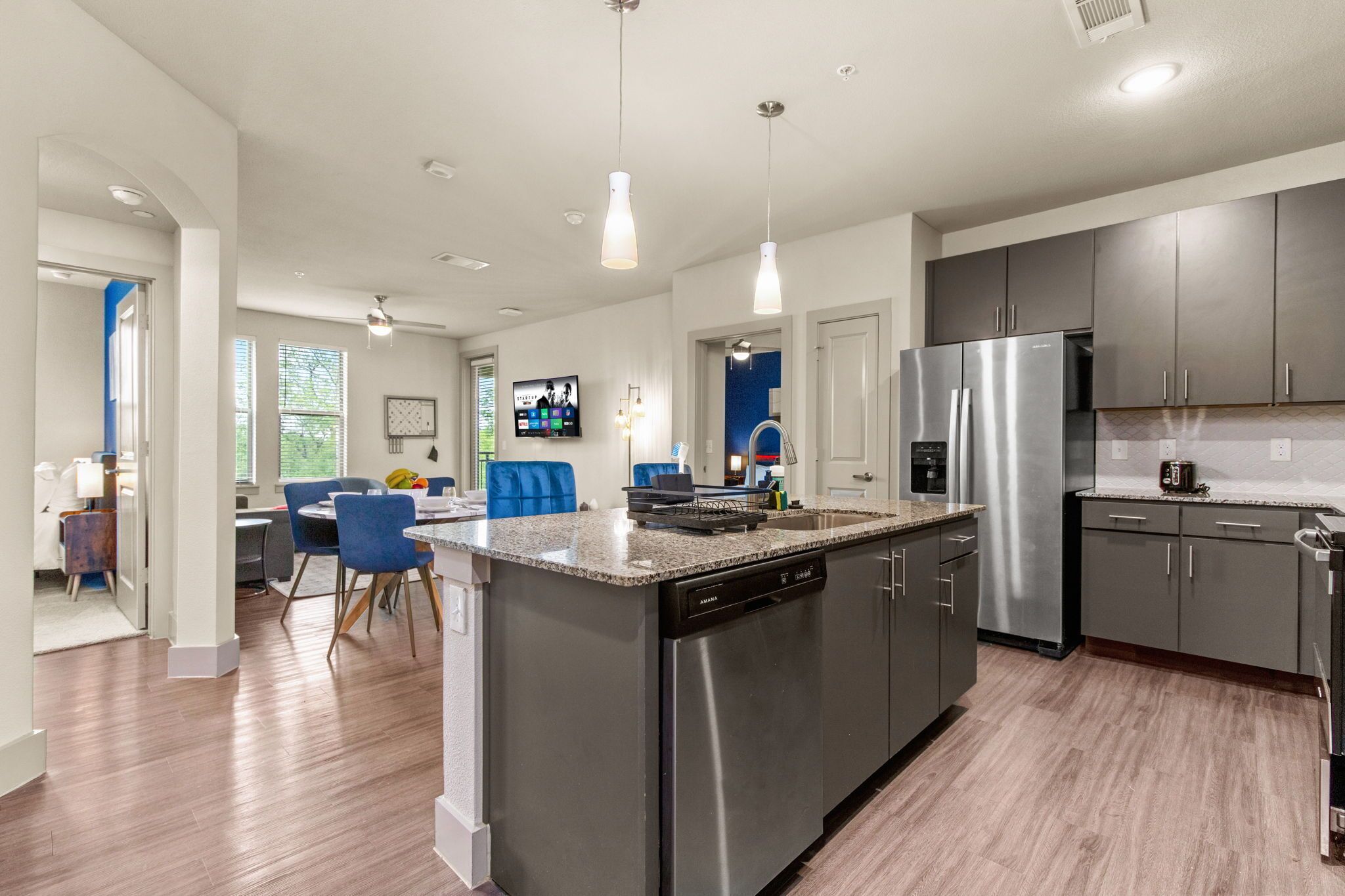 Chic Condo Near DT! Pool and Parking