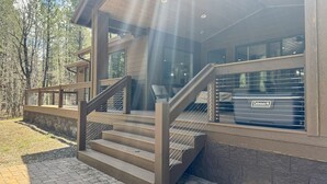 Ein modernes Gebäude mit einer Holztreppe, die zu einer Veranda führt.