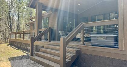 New Beautiful Cabin located in quiet Torreon cul-de-sac