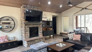 Smart TV, chimenea, monitor de computadora, impresora