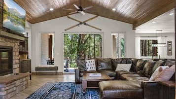 Smart TV, chimenea, monitor de computadora y impresora