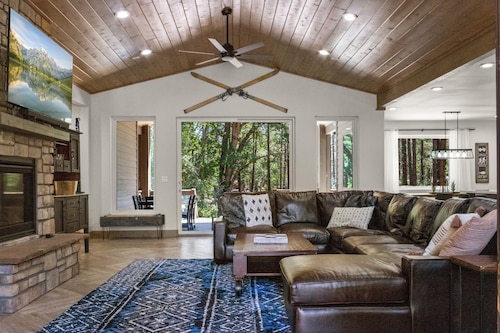 New Beautiful Cabin located in quiet Torreon cul-de-sac