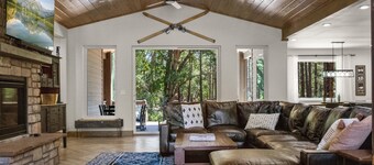 New Beautiful Cabin located in quiet Torreon cul-de-sac