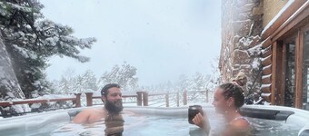 Log Home Retreat! Hot Tub, Game Room, Gym, Close To USAFA, & Spruce Mtn Ranch.