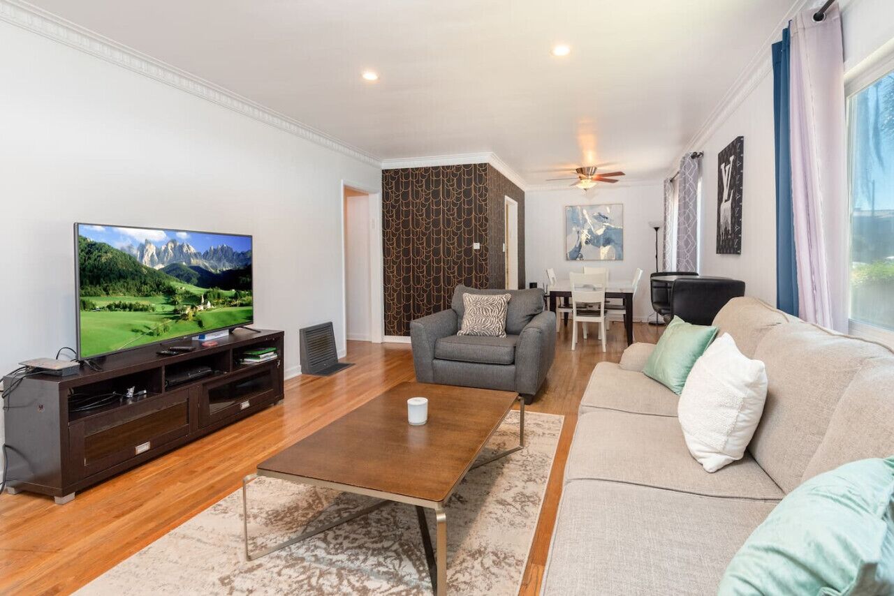 Modern 1BR Gem near Rodeo Dr: Lavish Stay for Two!